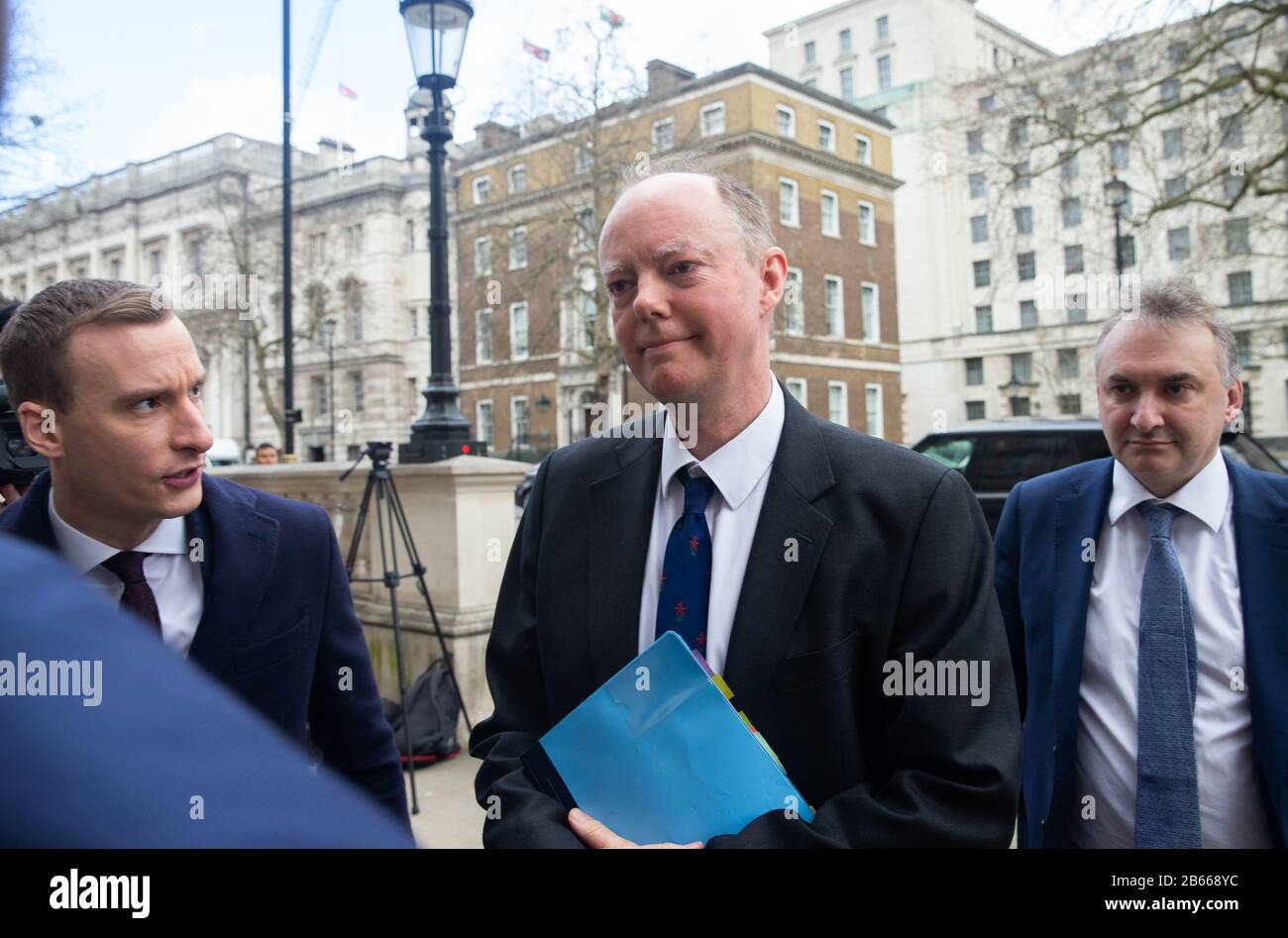 Le professeur Chris Whitty, directeur médical en chef de l'Angleterre et conseiller médical en chef du gouvernement arrive pour la réunion d'urgence de la COBRA. Banque D'Images