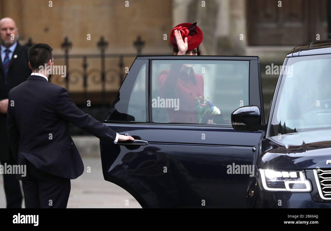 Catherine La duchesse de Cambridge, se déesse de la foule. Le Service Du Commonwealth À L'Abbaye De Westminster AujourD'Hui, Assisté Par La Reine Elizabeth Ii, Le Prince Charles Le Prince De Galles, Camilla La Duchesse De Cornwall, Le Prince William Le Duc De Cambridge, Catherine La Duchesse De Cambridge, Le Prince Harry Le Duc De Sussex, Meghan Markle La Duchesse De Sussex, Prince Edward le comte de Wessex, Sophie La comtesse de Wessex, ainsi que des chefs de gouvernement et des représentants des pays du Commonwealth. Commonwealth Service, Westminster Abbey, Londres, 9 Mars 2020. Banque D'Images