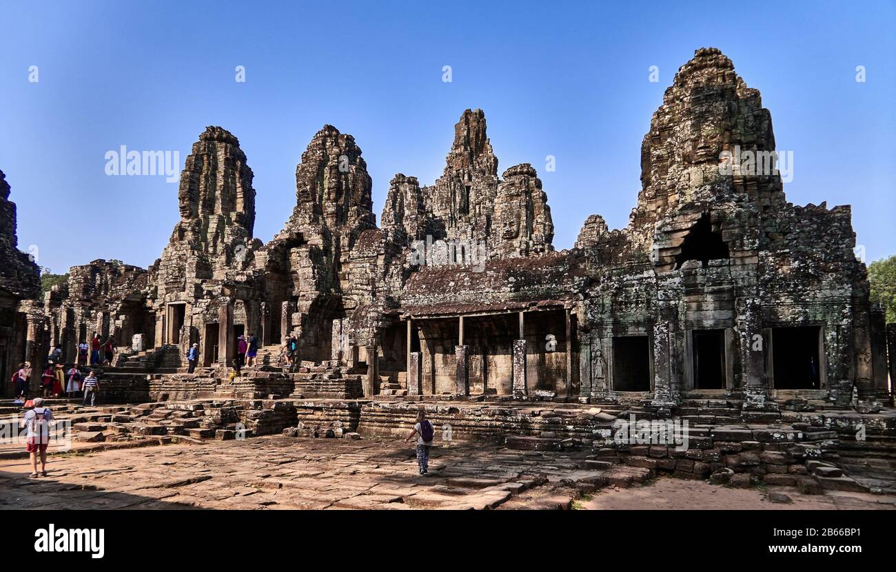Grès rose, le magnifique temple Bayon situé dans la dernière capitale de l'Empire khmer - Angkor Thom. Ses 54 tours gothiques sont décorées avec 216 visages souriants énormes. Construit à la fin du XIIe siècle ou au début du XIIIe siècle comme temple officiel de l'État du roi Jayavarman VII Banque D'Images