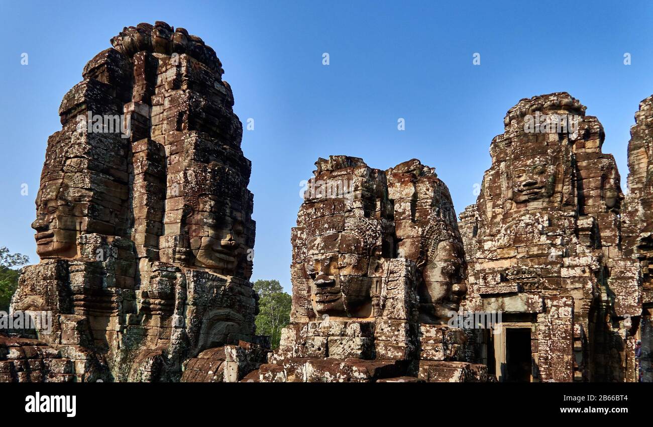 Grès rose, le magnifique temple Bayon situé dans la dernière capitale de l'Empire khmer - Angkor Thom. Ses 54 tours gothiques sont décorées avec 216 visages souriants énormes. Construit à la fin du XIIe siècle ou au début du XIIIe siècle comme temple officiel de l'État du roi Jayavarman VII Banque D'Images