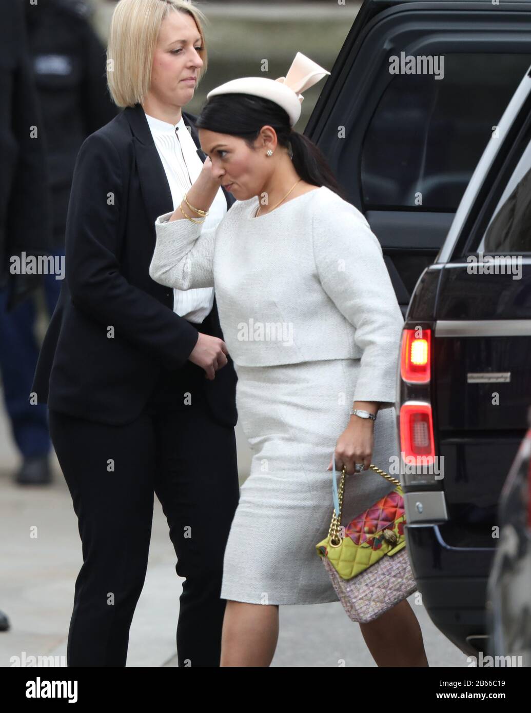 Priti Patel, Secrétaire À La Maison. Le Service Du Commonwealth À L'Abbaye De Westminster AujourD'Hui, Assisté Par La Reine Elizabeth Ii, Le Prince Charles Le Prince De Galles, Camilla La Duchesse De Cornwall, Le Prince William Le Duc De Cambridge, Catherine La Duchesse De Cambridge, Le Prince Harry Le Duc De Sussex, Meghan Markle La Duchesse De Sussex, Prince Edward le comte de Wessex, Sophie La comtesse de Wessex, ainsi que des chefs de gouvernement et des représentants des pays du Commonwealth. Commonwealth Service, Westminster Abbey, Londres, 9 Mars 2020. Banque D'Images