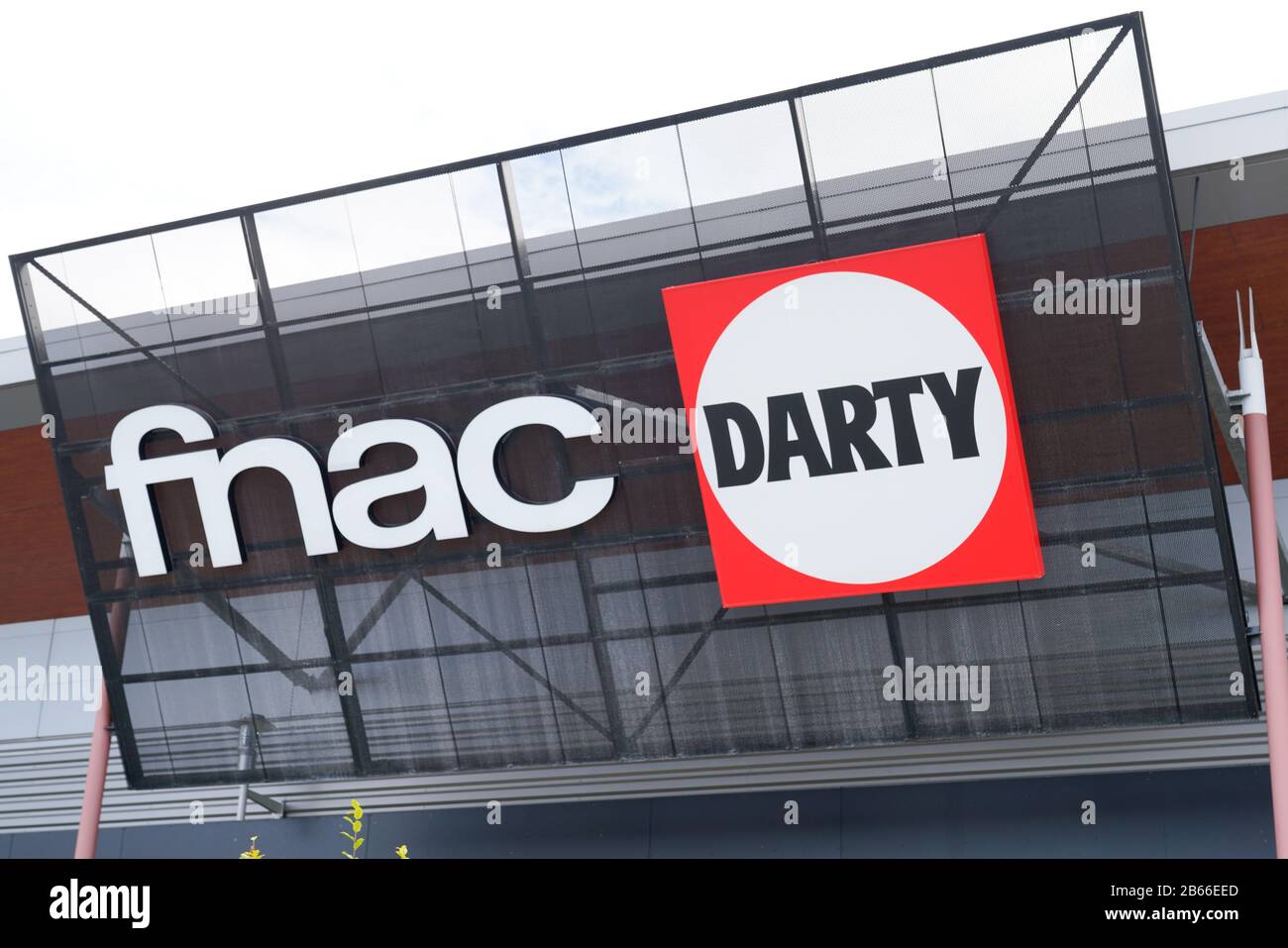 Arcachon , Aquitaine / France - 10 08 2019 : Fnac Darty signe boutique logo magasin détaillant culturel électronique en France Banque D'Images