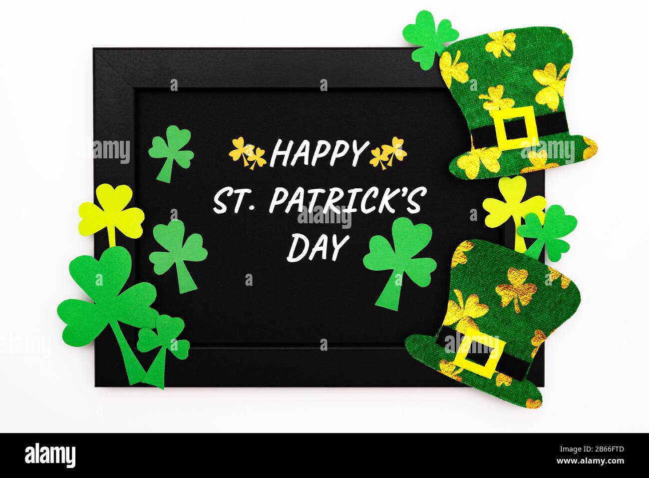 Journée St Patrick, chapeau de lepreun festif et Shamrock vert sur le cadre photo Banque D'Images