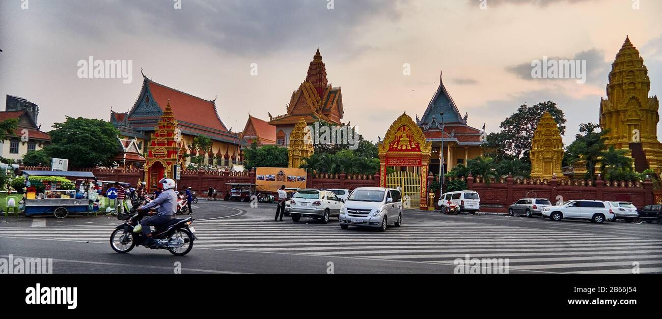 Asie , Phnom Penh la capitale cambodgienne se développe depuis quelques années son appétit pour la modernité, sans nier son passé. Banque D'Images
