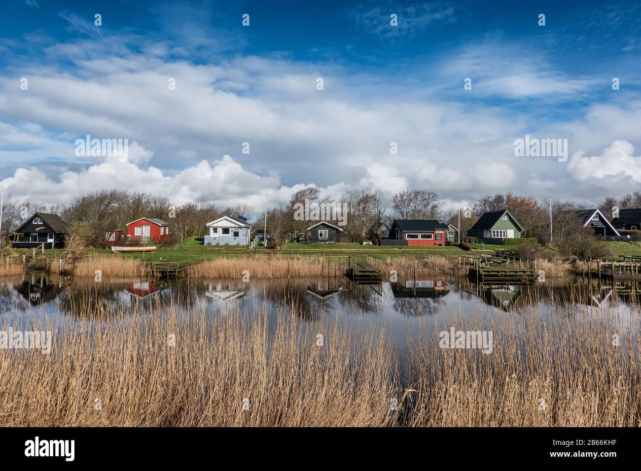 Petits cottages derrière les casiers de Sneum, Esbjerg Danemark Banque D'Images