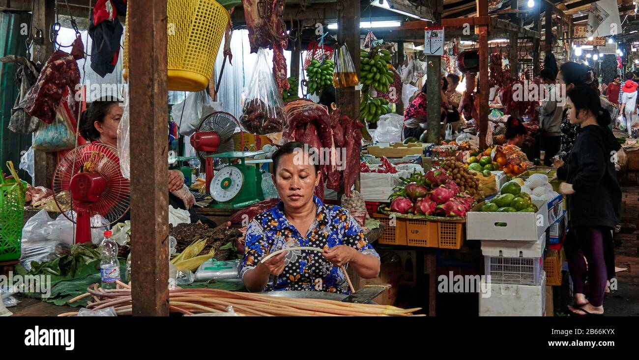 Asie , Phnom Penh la capitale cambodgienne , les vendeurs d'aliments sur le marché russe, Banque D'Images