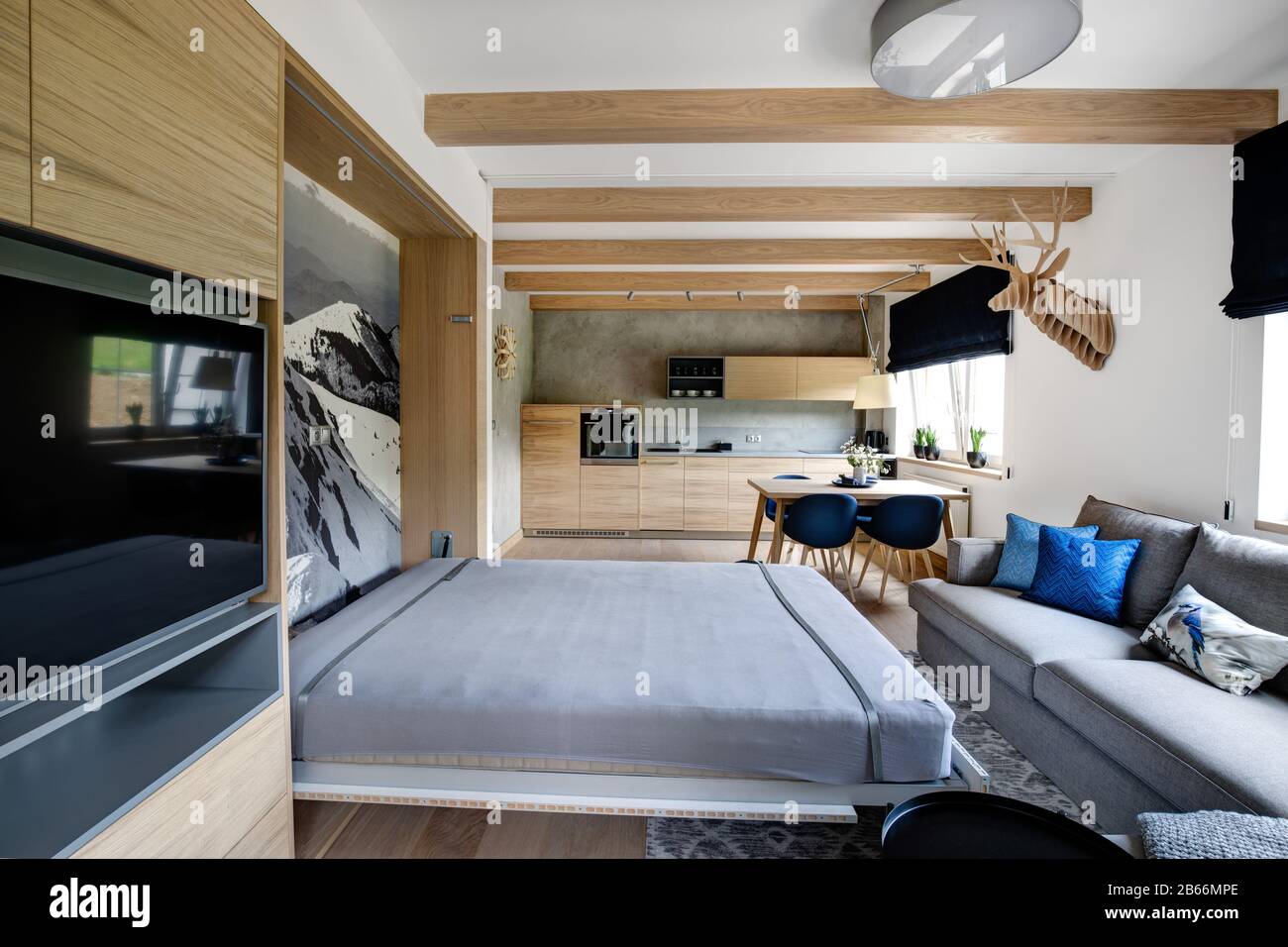canapé-lit construit dans le mur en bois de l'appartement de montagne Banque D'Images