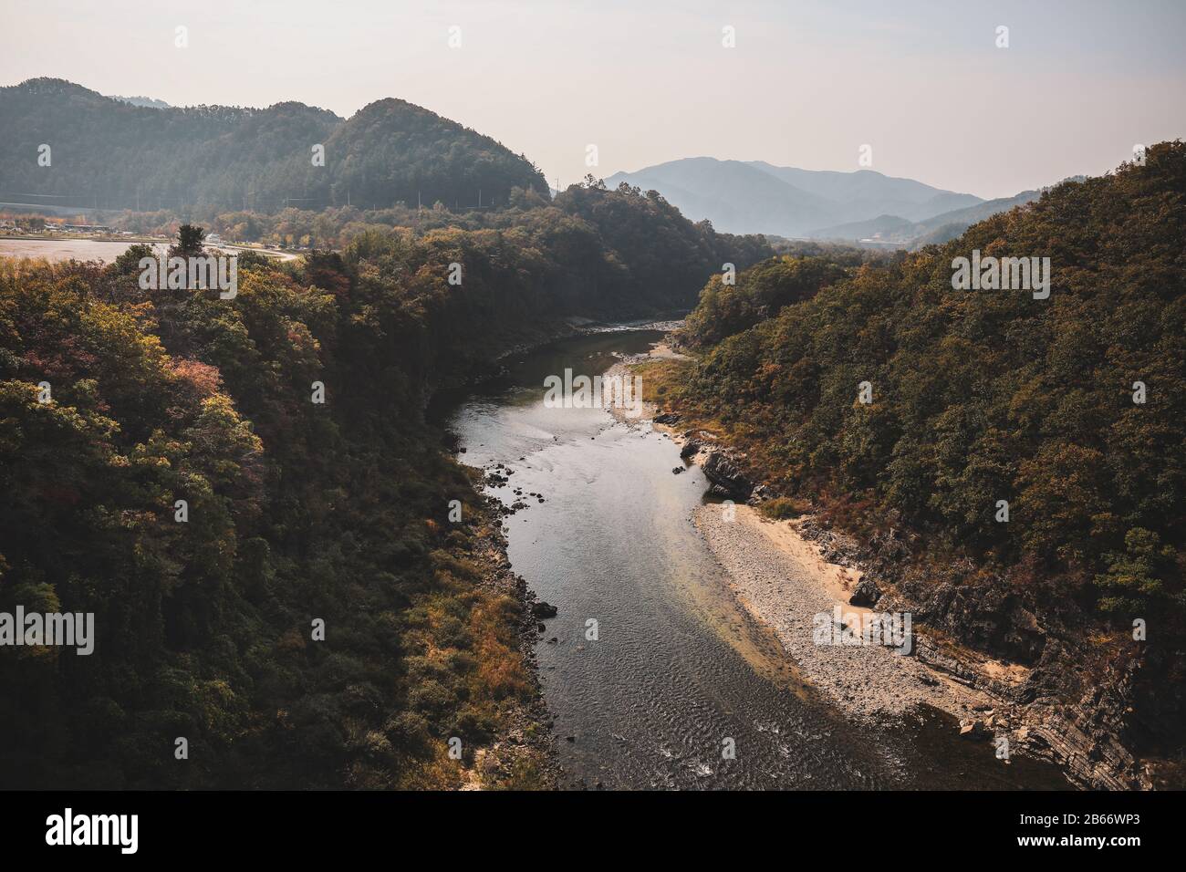 Vue sur la rivière, la forêt, le paysage de montagne d'un pont haut Banque D'Images