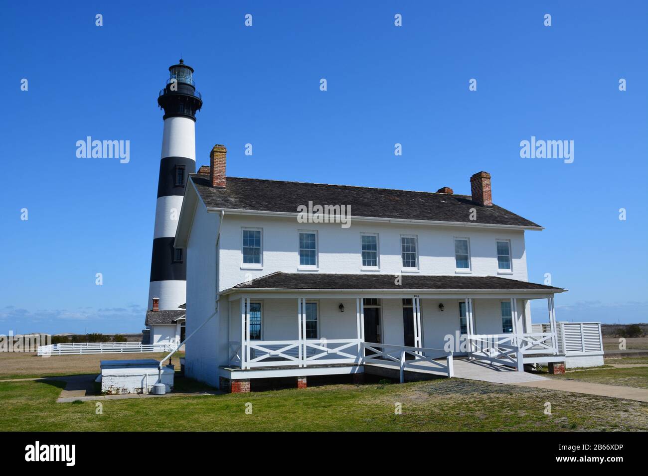 Le phare de Bodie Island et les gardiens de maison sur les rives extérieures de la Caroline du Nord. Banque D'Images