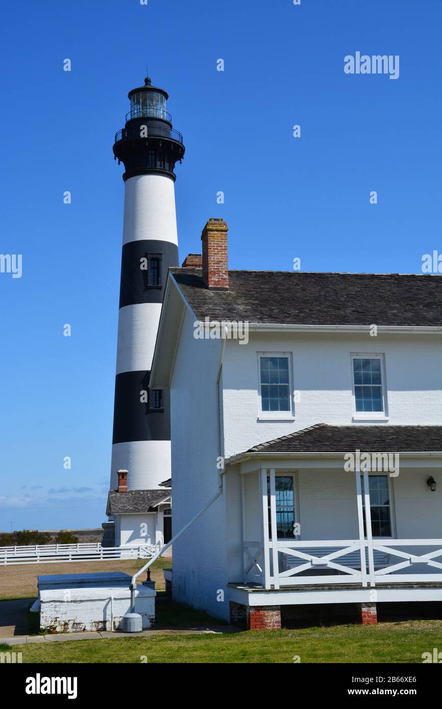 Le phare de Bodie Island et les gardiens de maison sur les rives extérieures de la Caroline du Nord. Banque D'Images