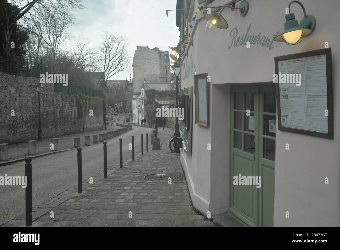 Vue sur une voie pavée à Montmartre Paris, pasakdek Banque D'Images