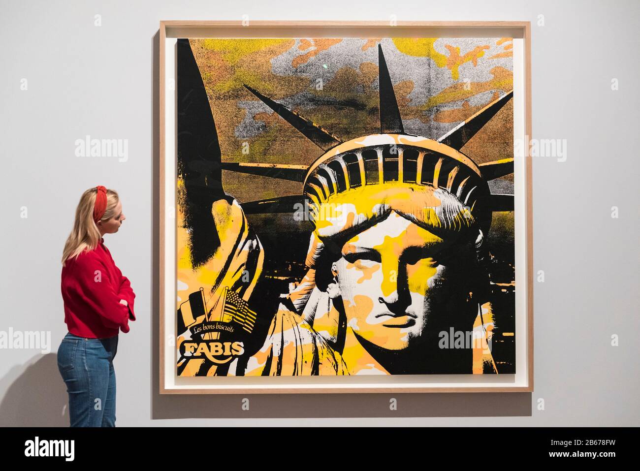 Londres, Royaume-Uni. 10 Mars 2020. Un membre du personnel a vue sur « le Tague de la liberté (Fabi) », 1986, par Andy Warhol. Aperçu de « Andy Warhol », une rétrospective de plus de 100 œuvres de l'un des artistes les plus reconnaissables de la fin du XXe siècle. L'exposition se déroule du 12 mars au 6 septembre 2020 à Tate Modern. Crédit: Stephen Chung / Alay Live News Banque D'Images