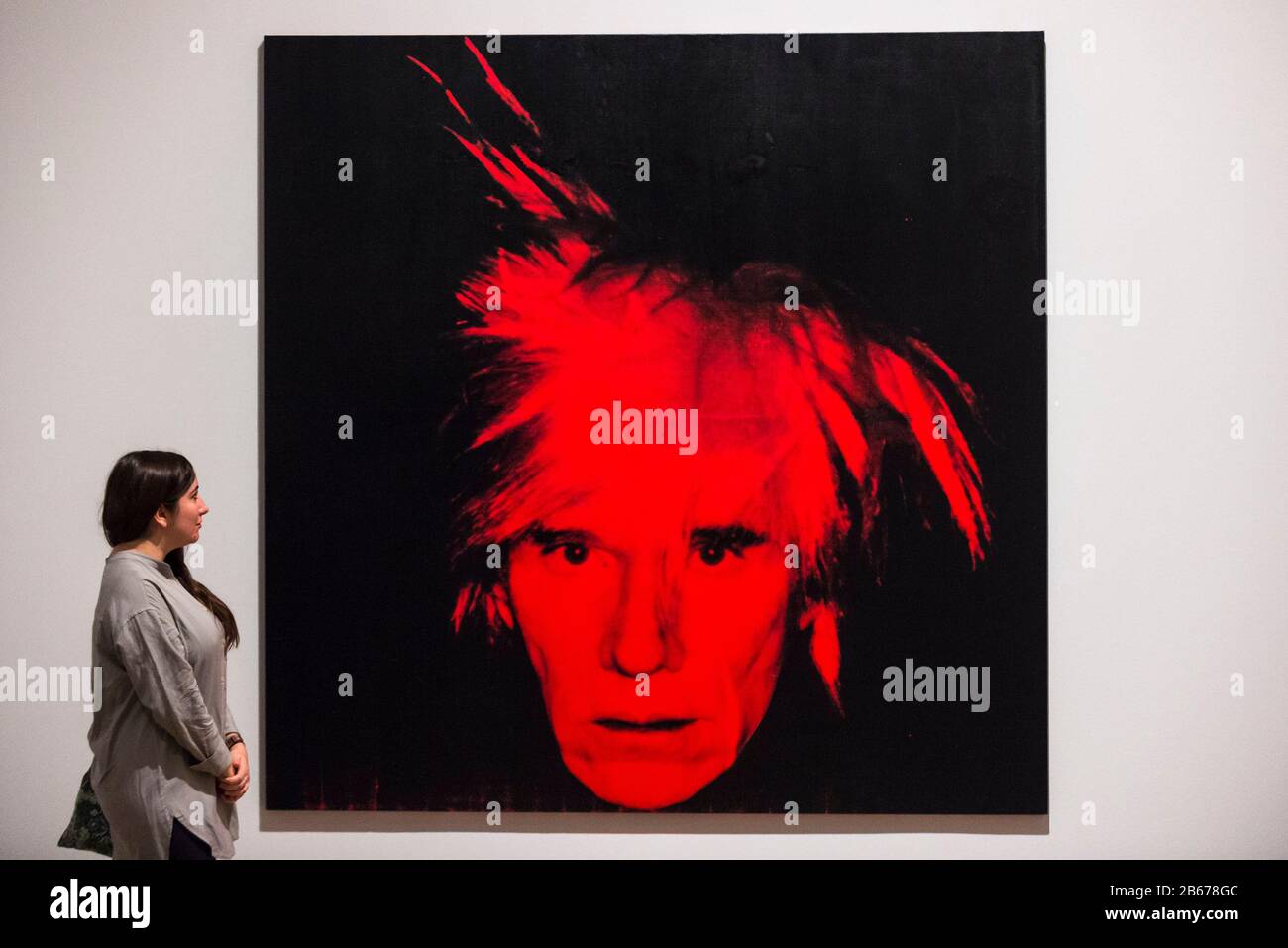 Londres, Royaume-Uni. 10 Mars 2020. Un membre du personnel pose à côté de 'self-Portrait', 1986, par Andy Warhol. Aperçu de « Andy Warhol », une rétrospective de plus de 100 œuvres de l'un des artistes les plus reconnaissables de la fin du XXe siècle. L'exposition se déroule du 12 mars au 6 septembre 2020 à Tate Modern. Crédit: Stephen Chung / Alay Live News Banque D'Images
