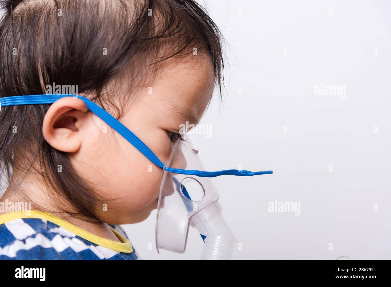 Gros Visage Asiatique Petite Fille De Bebe Malade A L Aide De L Inhalateur A Vapeur Masque De Nebuliseur S Inhaler Sur Fond Blanc Avec Espace De Copie Sante Medica Photo Stock Alamy