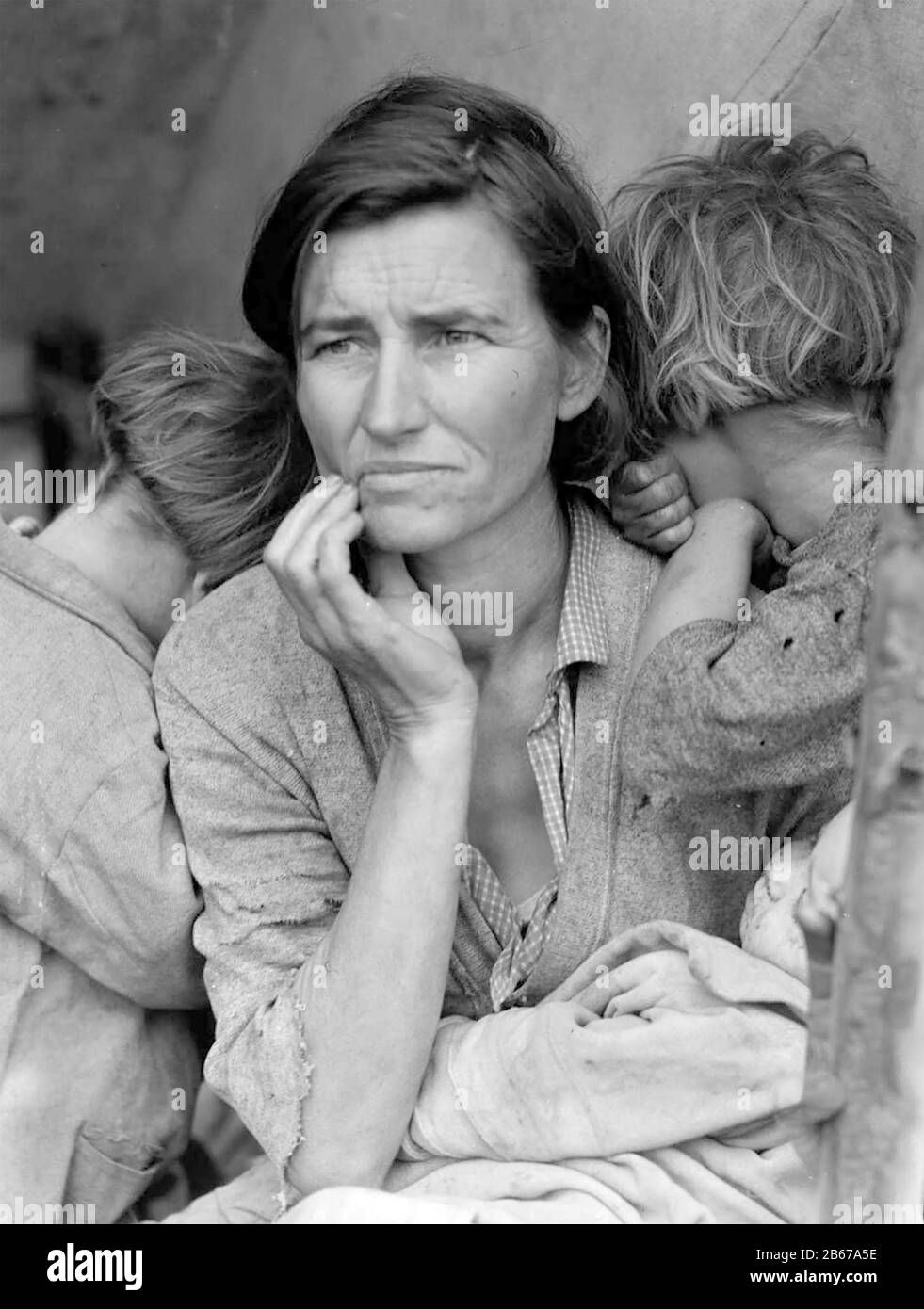 MÈRE immigrée par la photojournaliste américaine Dorothea Lange (1895-1965). Florence Owens Thompson (1903-1983) fait l'objet de sa photographie la plus célèbre des travailleurs migrants durant la Grande dépression, prise le 6 mars 1936. Photo: Bibliothèque Du Congrès Banque D'Images