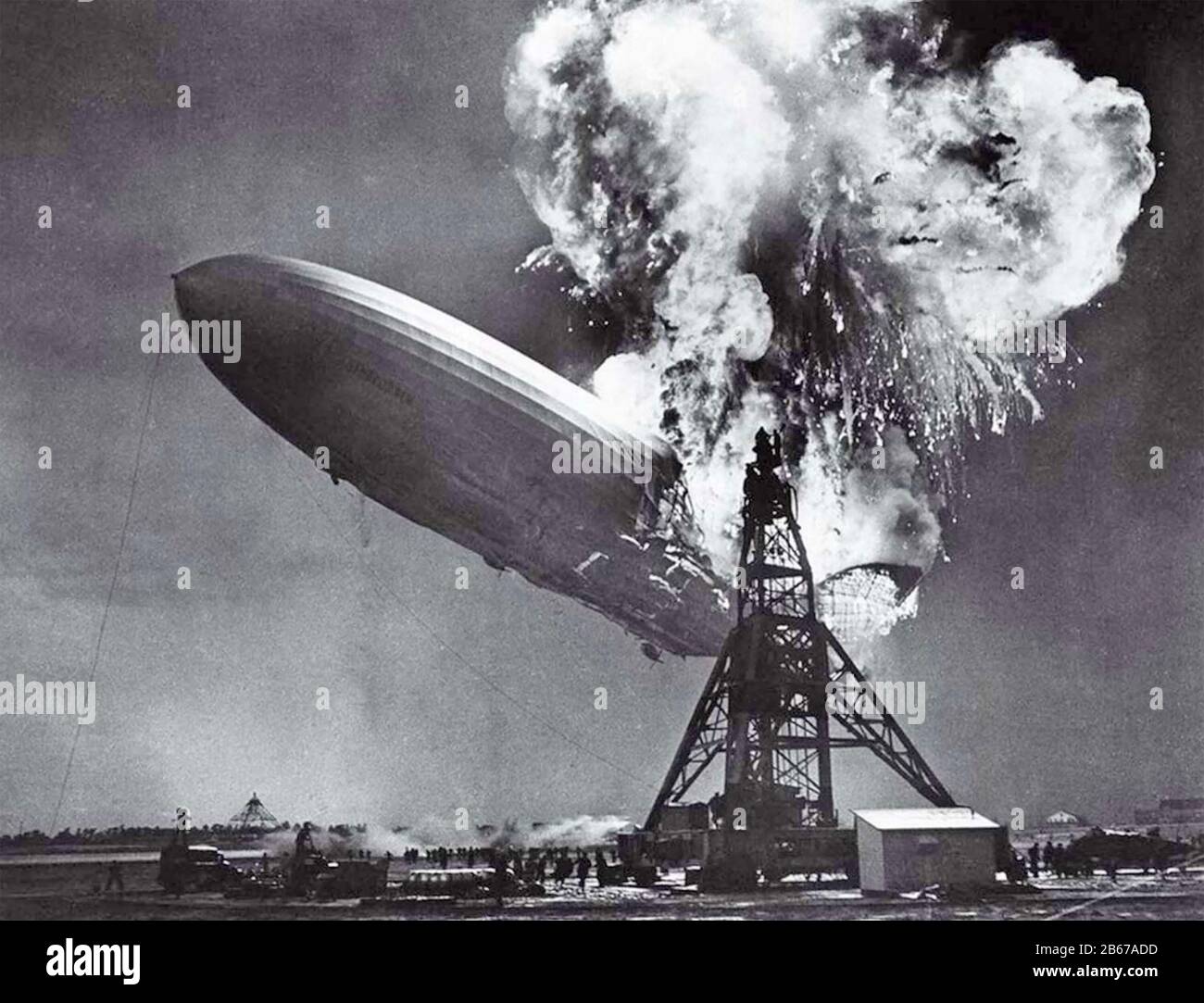HINDENBERG LZ 129 explose à Lakehurst, New Jersey, Naval Air Station, 6 mai 1937. Photo : Bibliothèque du Congrès des États-Unis/Sam Shere Banque D'Images