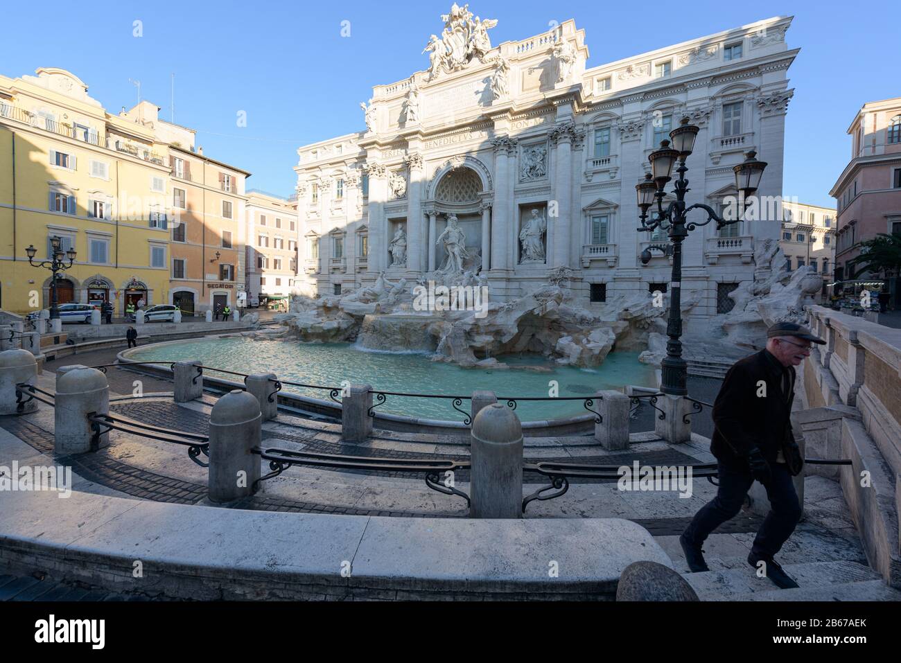 Rome, ITALIE - 10 mars 2020: Un homme quitte la fontaine de Trevi déserte, vide aujourd'hui, à Rome, Italie. Aujourd'hui, le gouvernement italien a décrété un pays Banque D'Images