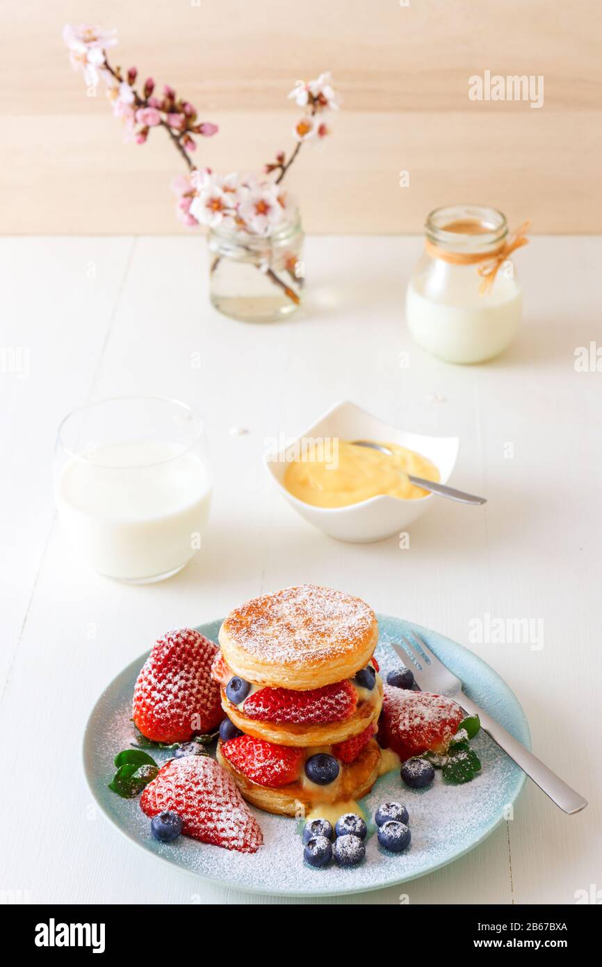 Mille Feuille, disques de pâte feuilletée avec fraises géantes et bleuets avec crème au citron. Recette Gordon Ramsay. Délicieux dessert français avec été b Banque D'Images