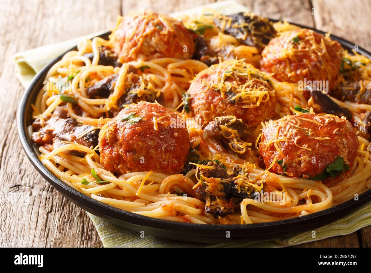 Savoureux spaghetti italien avec boulettes de viande et sauce aux champignons dans une plaque sur la table. Horizontale Banque D'Images