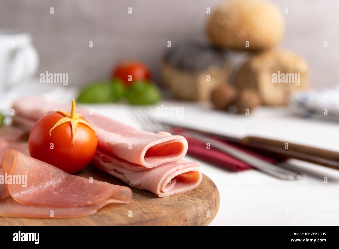 Table de petit-déjeuner avec du jambon fumé au pain et un café. Banque D'Images