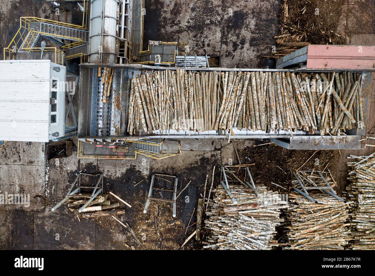 usine de traitement du bois d'en haut avec un drone Banque D'Images