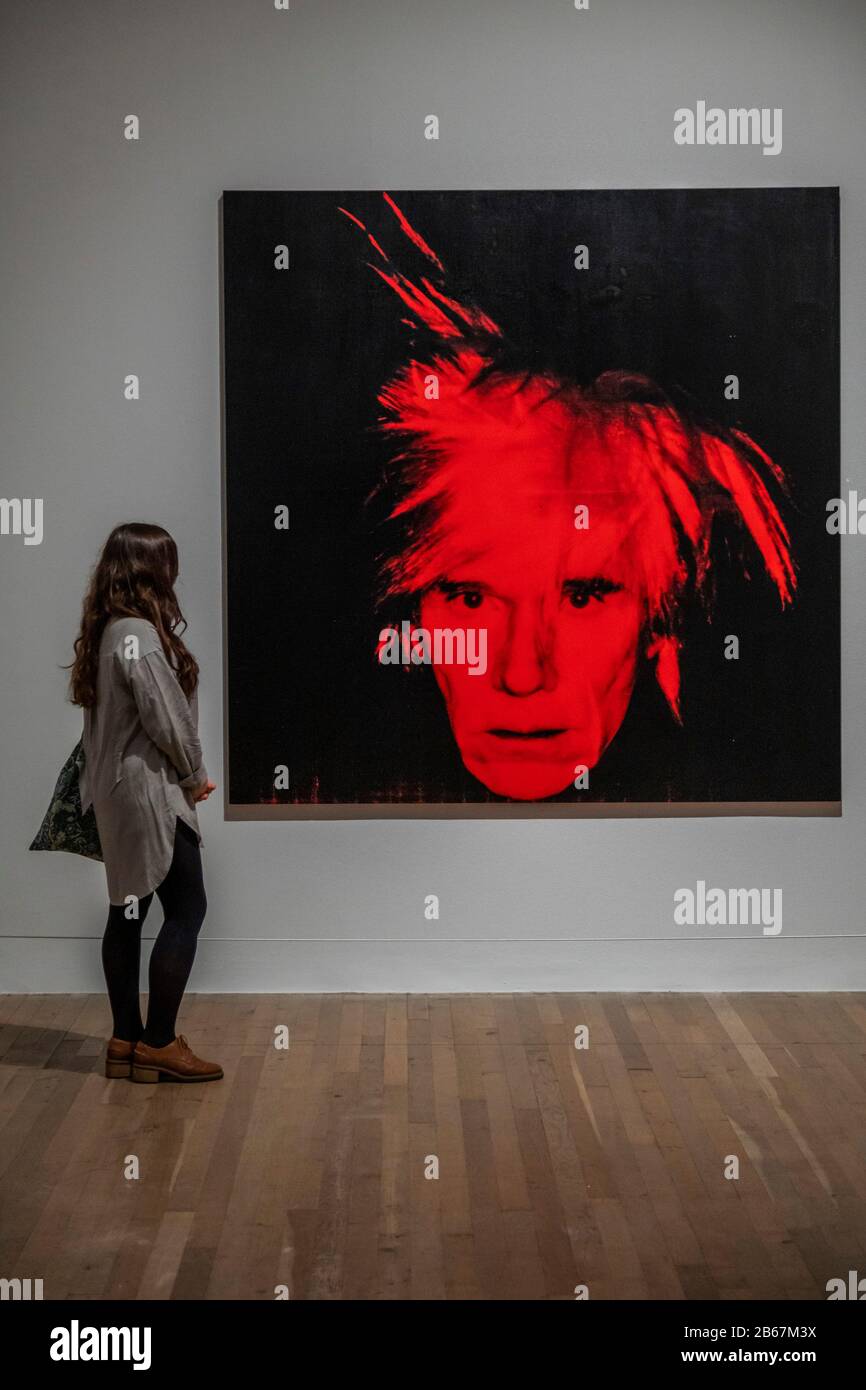 Autoportrait - Andy Warhol exposition au Tate Modern. Cette nouvelle exposition - la première à la galerie depuis près de 20 ans - offre un aperçu personnel rare de la façon dont Warhol et son travail ont marqué une période de transformation culturelle. En plus de ses célèbres images pop de Marilyn Monroe, Coca-Cola et des boîtes à soupe de Campbell, l'exposition présente des travaux jamais vus au Royaume-Uni, y compris le plus grand regroupement jamais connu de la série Mesdames et Messieurs de Warhol. Crédit: Guy Bell/Alay Live News Banque D'Images