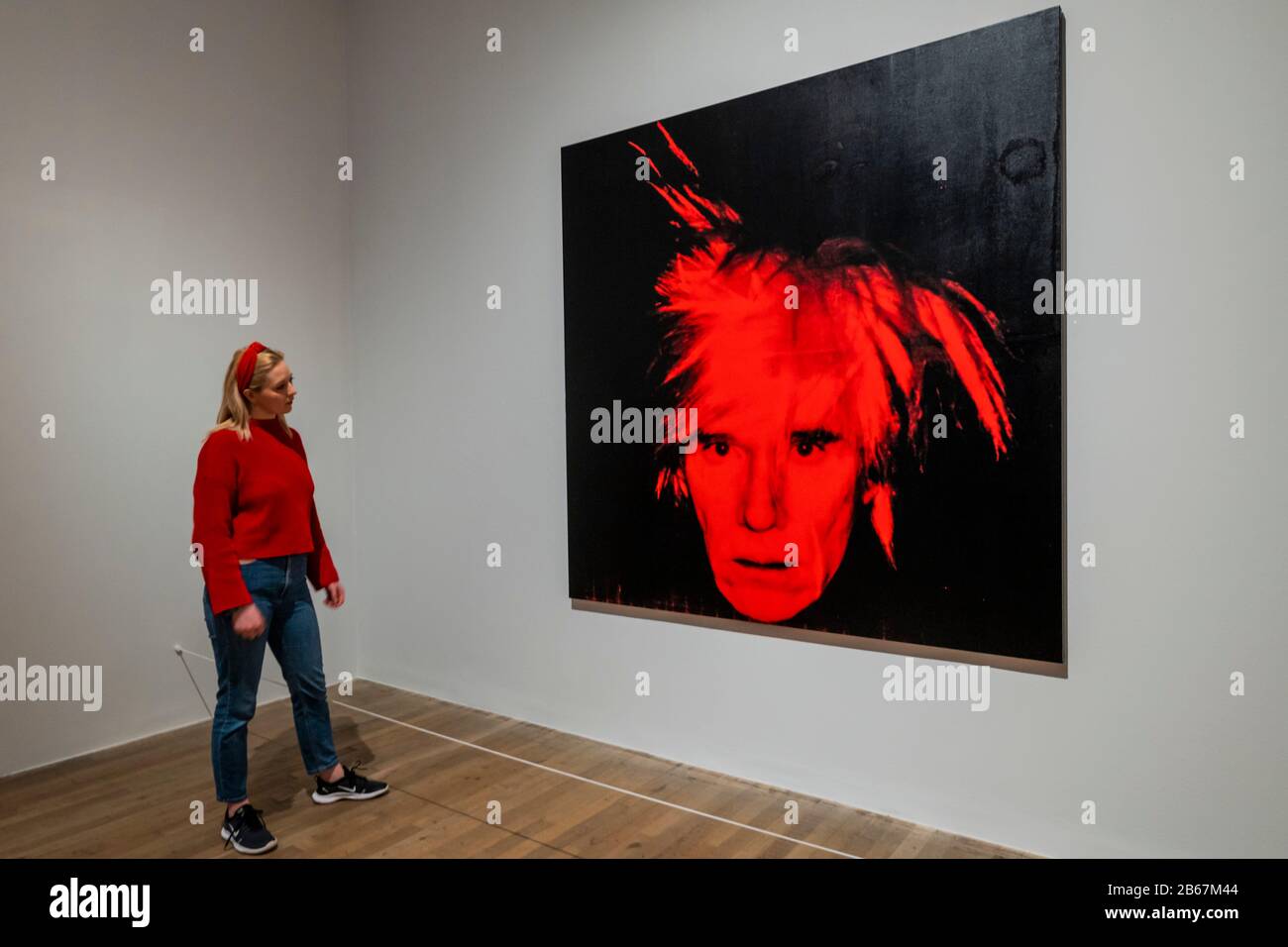 Autoportrait - Andy Warhol exposition au Tate Modern. Cette nouvelle exposition - la première à la galerie depuis près de 20 ans - offre un aperçu personnel rare de la façon dont Warhol et son travail ont marqué une période de transformation culturelle. En plus de ses célèbres images pop de Marilyn Monroe, Coca-Cola et des boîtes à soupe de Campbell, l'exposition présente des travaux jamais vus au Royaume-Uni, y compris le plus grand regroupement jamais connu de la série Mesdames et Messieurs de Warhol. Crédit: Guy Bell/Alay Live News Banque D'Images