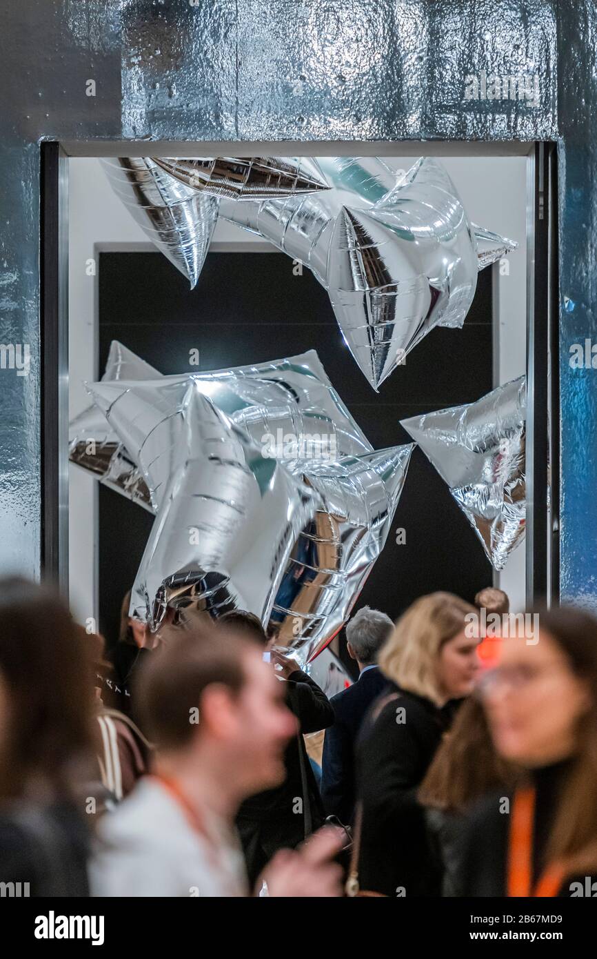Nuages d'argent - exposition d'Andy Warhol au Tate Modern. Cette nouvelle exposition – la première à la galerie depuis près de 20 ans – offre un aperçu personnel rare de la façon dont Warhol et son travail ont marqué une période de transformation culturelle. En plus de ses célèbres images pop de Marilyn Monroe, Coca-Cola et des boîtes à soupe de Campbell, l’exposition présente des travaux jamais vus au Royaume-Uni, y compris le plus grand regroupement jamais réalisé de la série Mesdames et Messieurs de Warhol. Banque D'Images