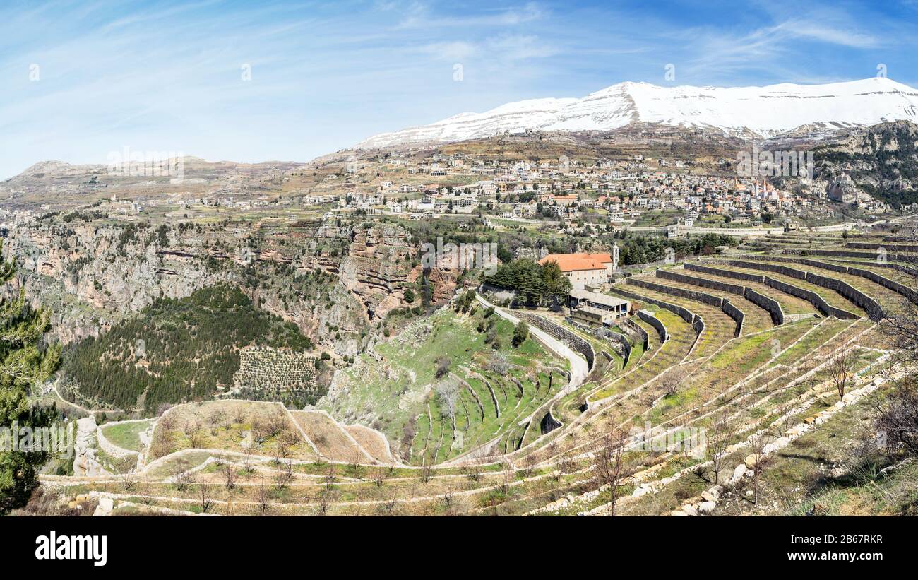 Le nouveau monastère de Saint Elisha et le village de Bsharri au Liban Banque D'Images