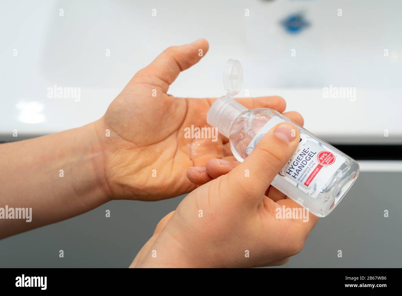 Hygiène domestique, se laver les mains avec un gel de lavage, garçon de 9 ans, Banque D'Images