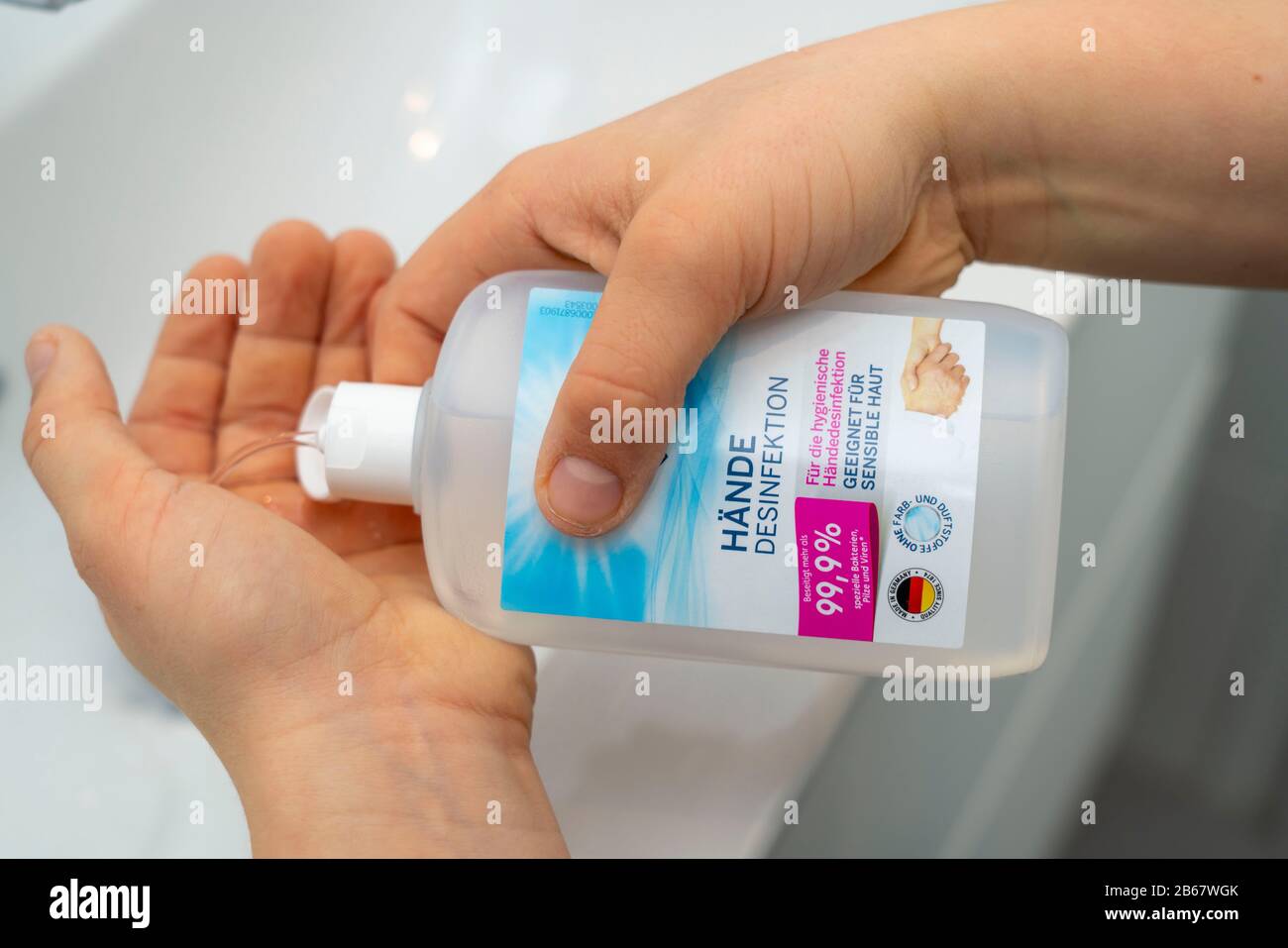 Hygiène domestique, désinfection des mains, avec une solution de désinfection des mains, garçon de 9 ans, Banque D'Images