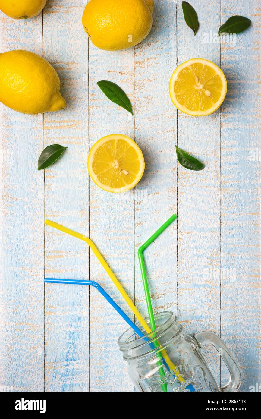 Composition plate avec bol à smoothie et citrons frais sur fond en bois bleu clair. Espace de copie, vue de dessus. Banque D'Images