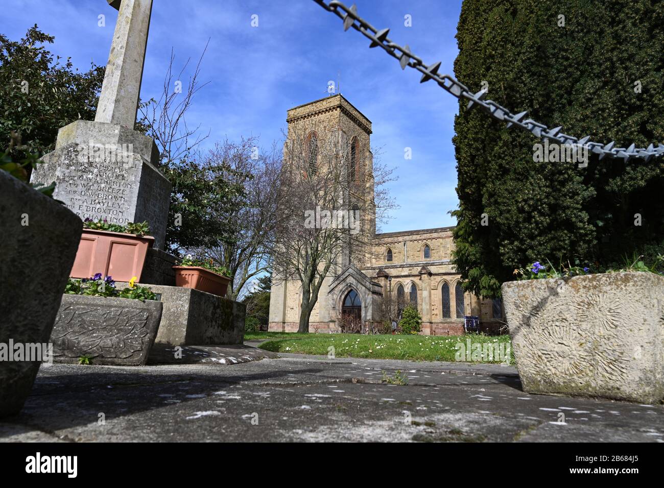 Vue à bas angle de l'église St George, Pontesbury, Shropshire, Angleterre au soleil d'un matin de printemps. Banque D'Images