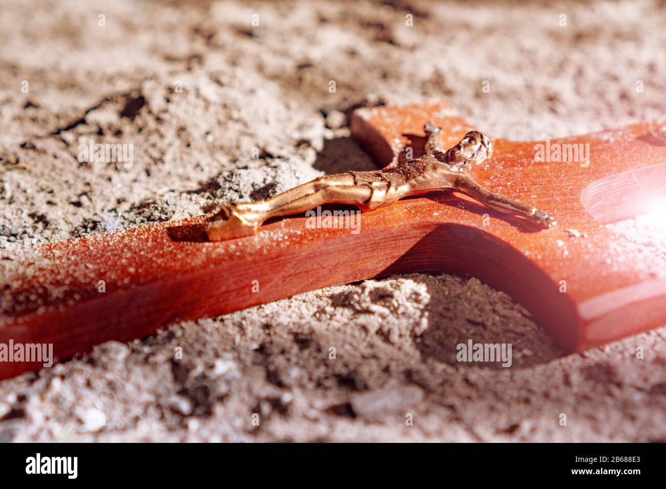 Symbole croix chrétienne dans les cendres pâques concept religieux Banque D'Images
