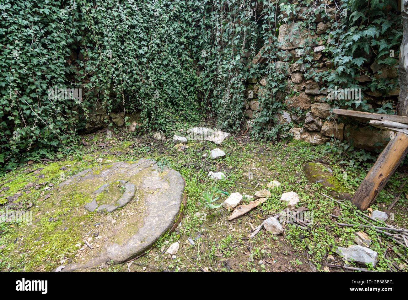 Ancienne presse d'olive enterrée dans le sol, vallée de qadisha Liban Banque D'Images