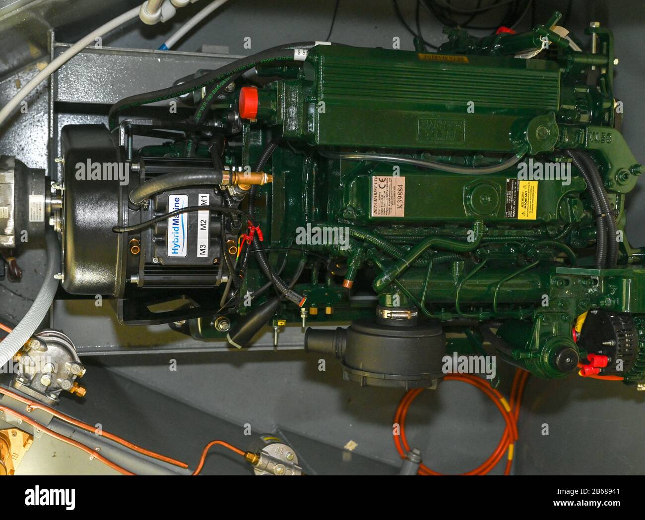 En regardant dans le compartiment moteur d'une nouvelle unité Hybrid Marine équipée d'un nouveau moteur diesel installé dans un bateau à narrowboat sur les voies navigables du Royaume-Uni. Banque D'Images En regardant dans le compartiment moteur d'une nouvelle unité Hybrid Marine équipée d'un nouveau moteur diesel installé dans un bateau à narrowboat sur les voies navigables du Royaume-Uni. Banque D'Images