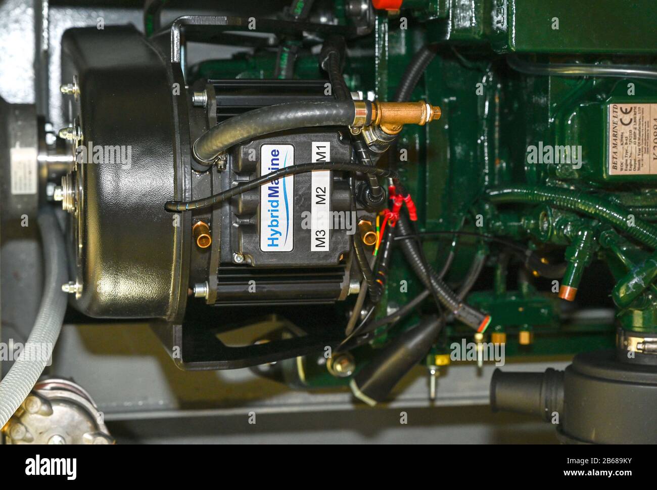 En regardant dans le compartiment moteur d'une nouvelle unité Hybrid Marine équipée d'un nouveau moteur diesel installé dans un bateau à narrowboat sur les voies navigables du Royaume-Uni. Banque D'Images En regardant dans le compartiment moteur d'une nouvelle unité Hybrid Marine équipée d'un nouveau moteur diesel installé dans un bateau à narrowboat sur les voies navigables du Royaume-Uni. Banque D'Images