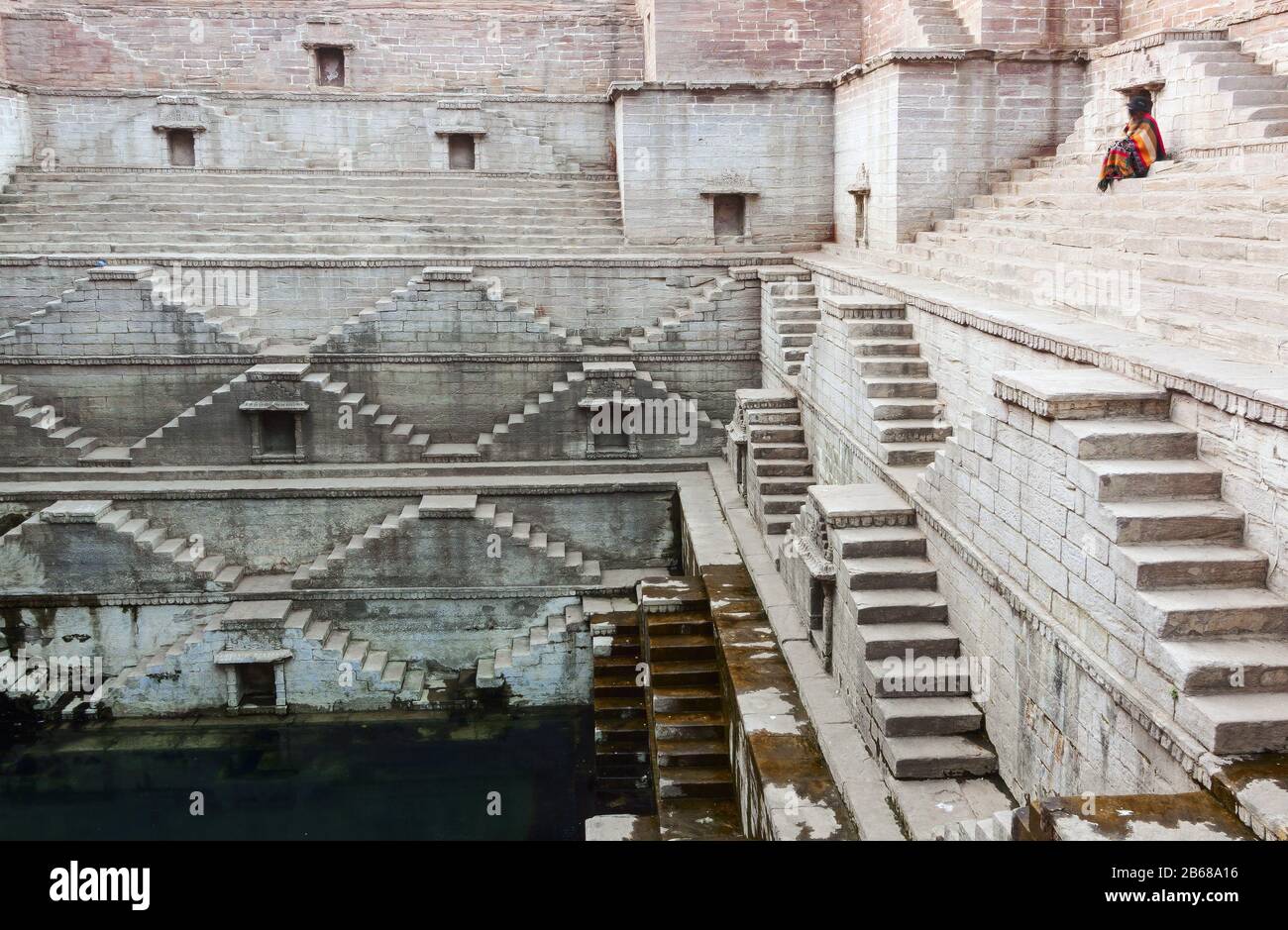 Célèbre étape bien profond étang appelé - Toorji Ka Jhalra ou le puits de l'étape de Toorji est une merveille architecturale. Fait pour se baigner dans l'eau même lorsque le niveau d'eau est Banque D'Images