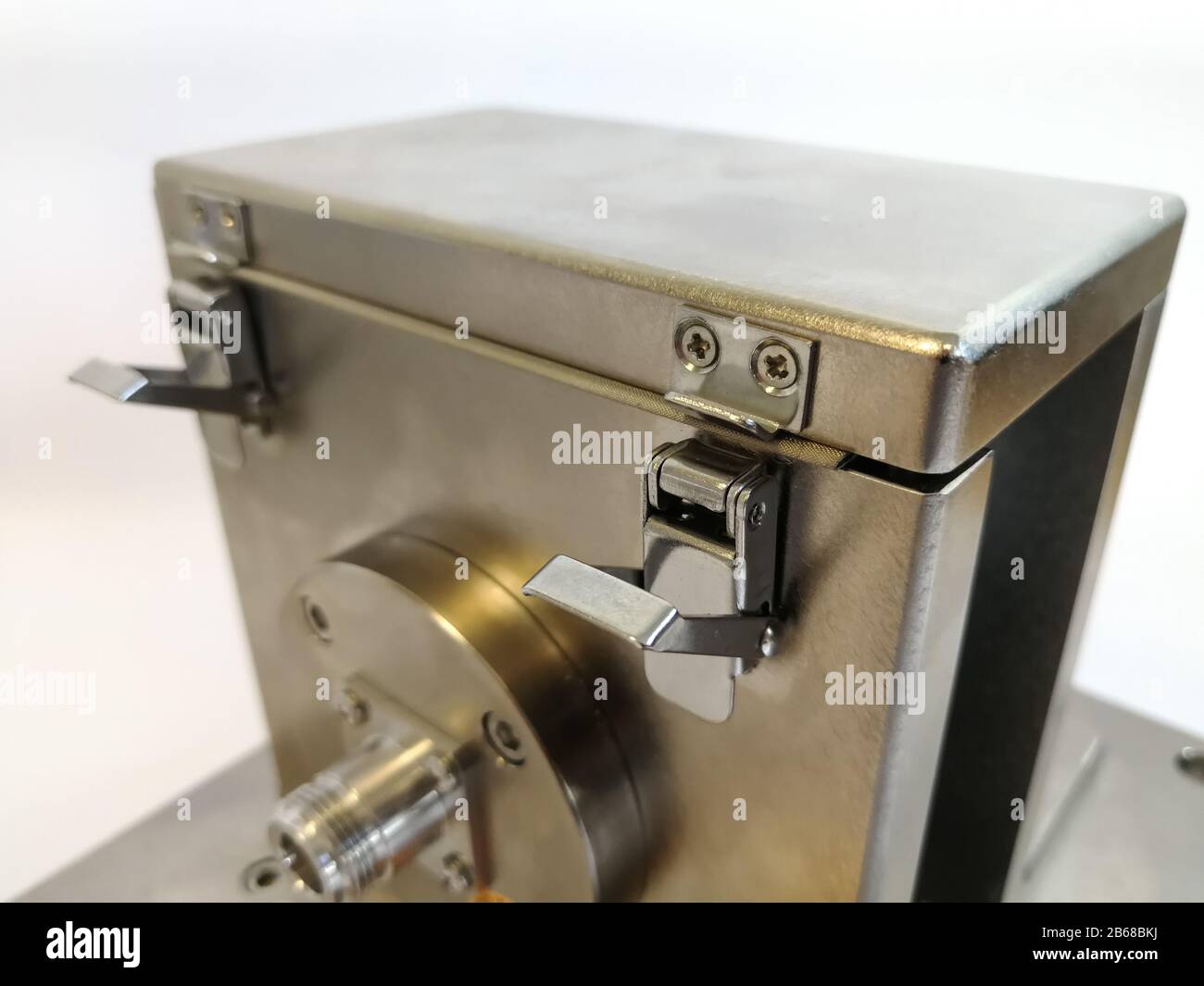 Joints de blindage conducteurs utilisés pour améliorer le contact électrique afin de réduire les émissions électromagnétiques EMI du boîtier Banque D'Images