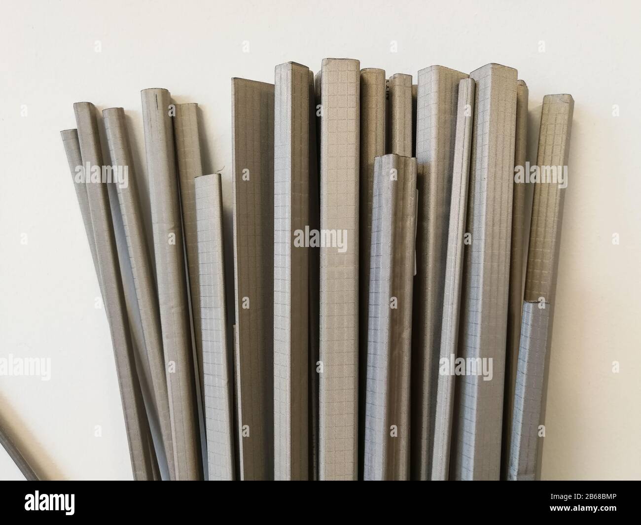 Joints de blindage conducteurs pour réduire les émissions électromagnétiques EMI isolés sur le fond blanc Banque D'Images