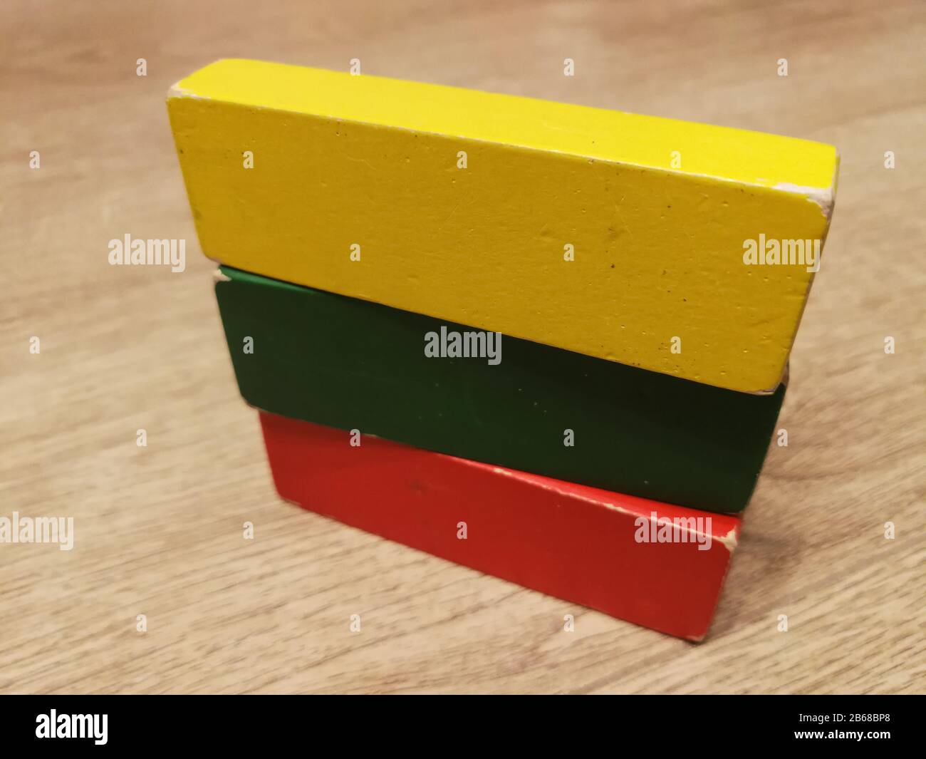 Drapeau de Lituanie construit à partir de 3 blocs de bois de couleur comme jouets. Concept de patriotisme Banque D'Images