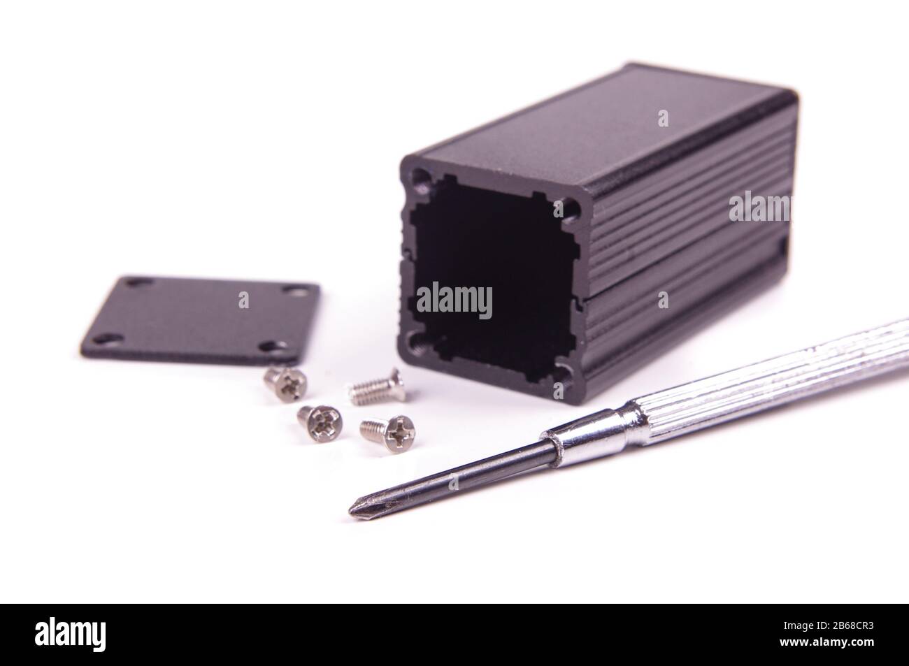 Boîtier en aluminium noir pour les projets électroniques et le blindage de ci Banque D'Images