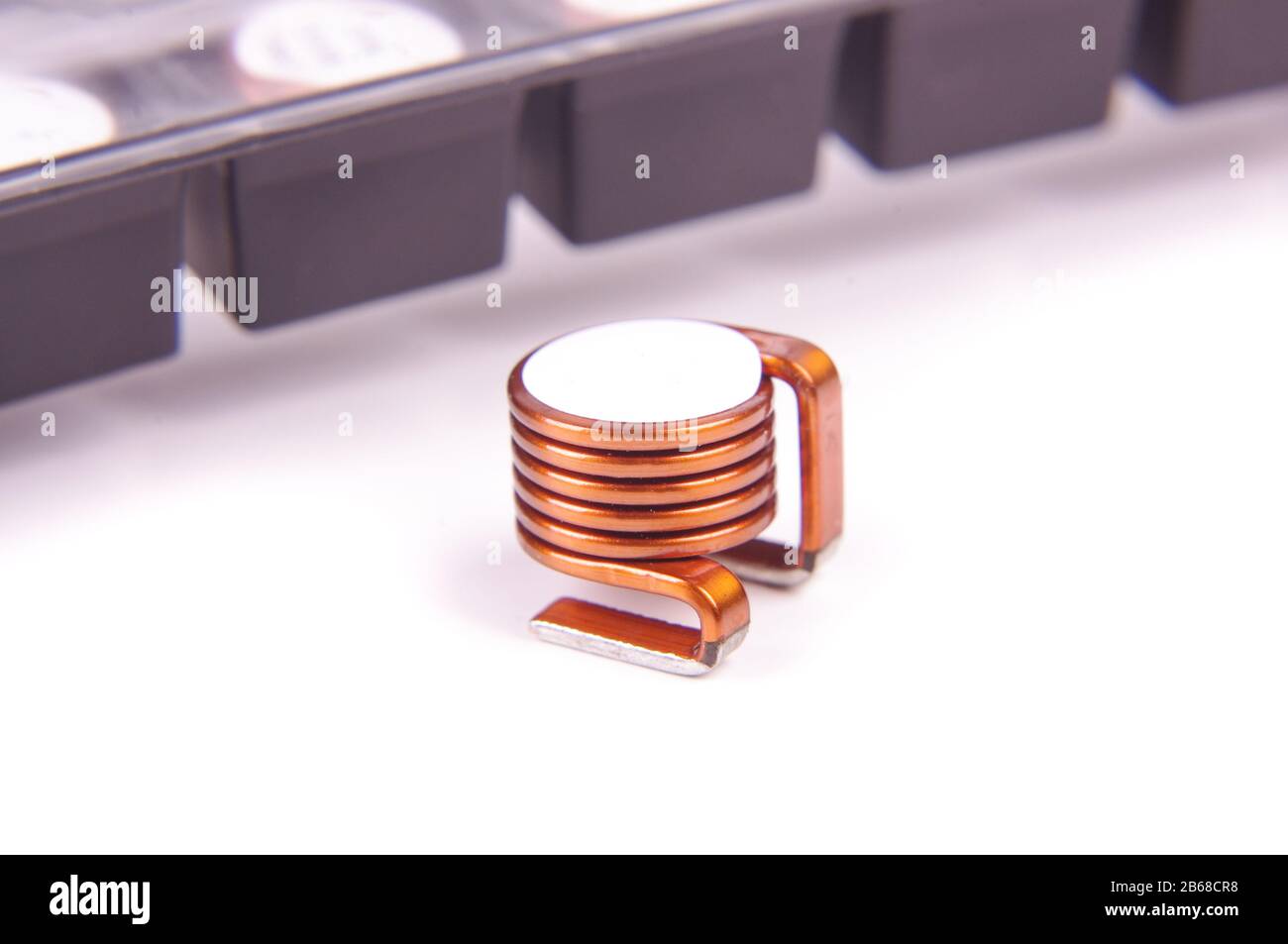 Inductance de bobine d'air CMS de puissance pour l'électronique haute  puissance isolée sur fond blanc Photo Stock - Alamy