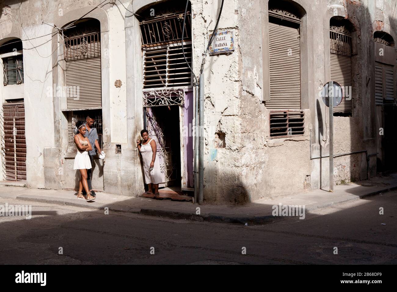 Les habitants de la rue cubaine un jour ensoleillé Banque D'Images