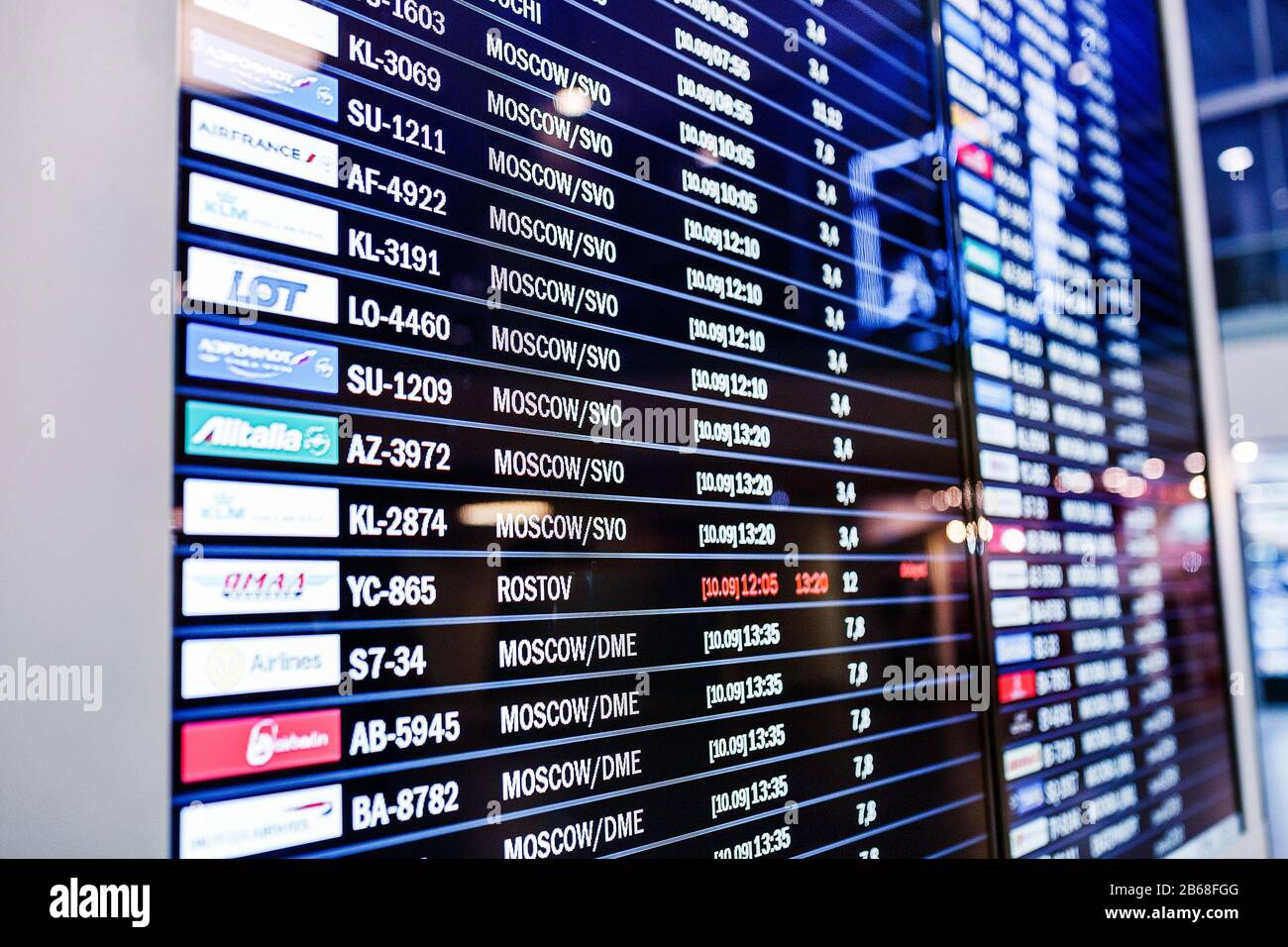 09 SEPTEMBRE 2017, AÉROPORT KURUMOCH KUF, SAMARA, RUSSIE: Info board avec calendrier de vol de départ et d'arrivée de différentes compagnies aériennes Banque D'Images