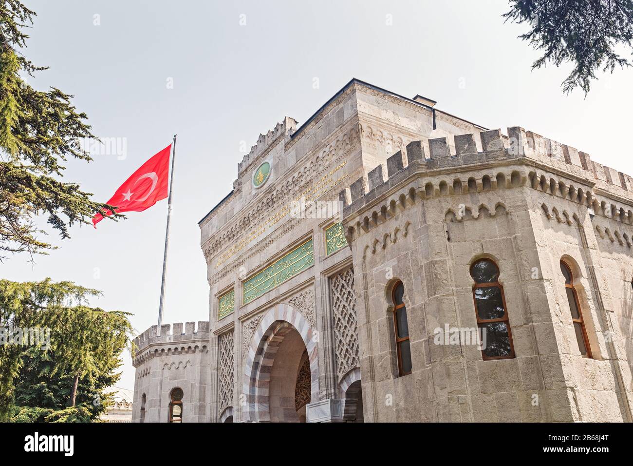 Vue panoramique sur la porte historique de l'entrée principale de l'Université d'Istanbul sur la place Beyazit. Concept de l'éducation en Turquie Banque D'Images