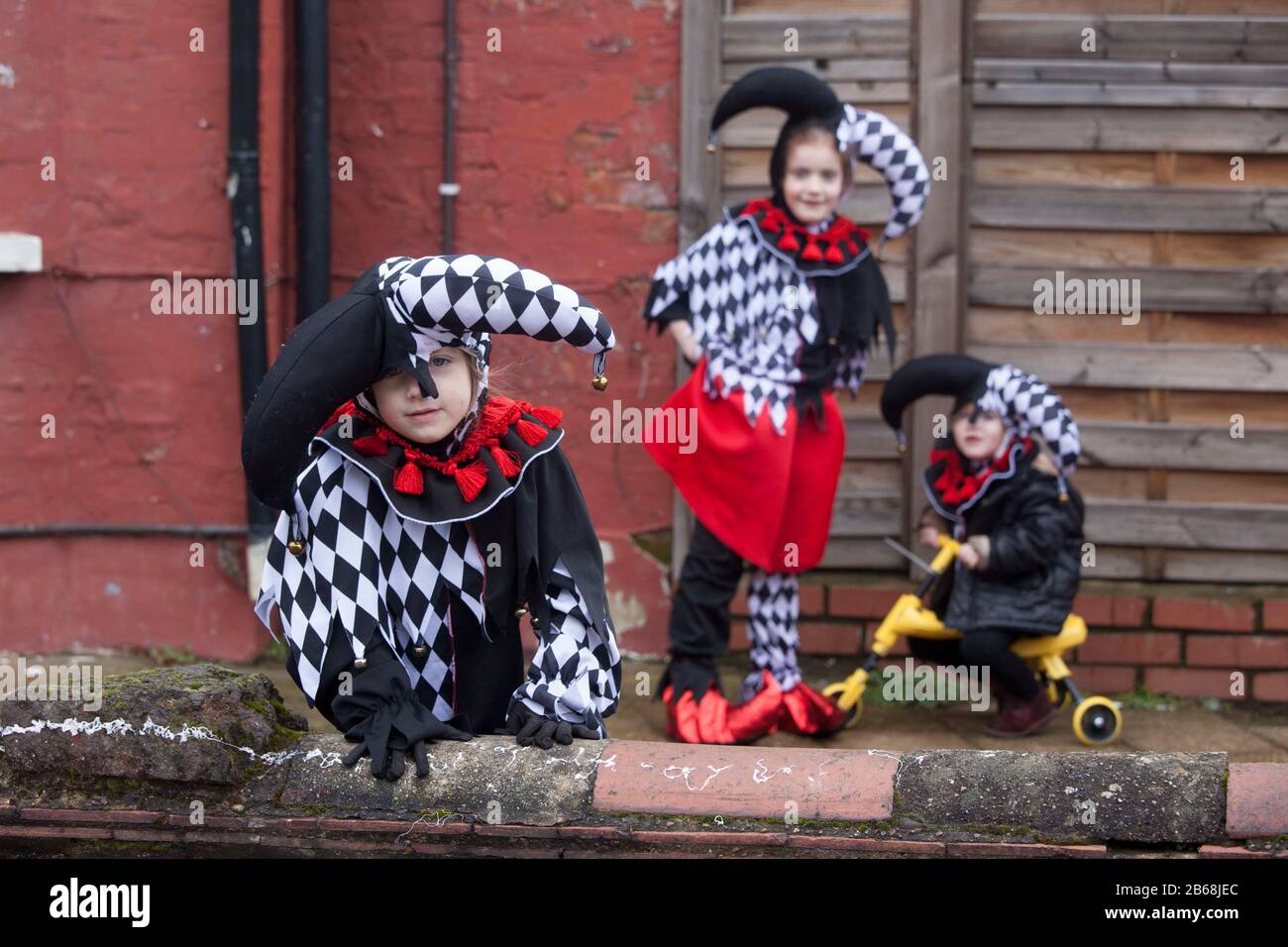 Londres, Stamford Hill, Royaume-Uni. 10 mars 2020. Des enfants juifs ultra-orthodoxes vêtus d'une robe fantaisie pour célébrer les vacances juives de Pourim dans la région de Stamford Hill à Londres. Le festival comprend la lecture du Livre d'Esther, décrivant la défaite de Haman, le conseiller du roi Persique, Qui a fait le massacre du peuple juif il y a 2 500 ans, un événement qui a été empêché par le courage d’Esther. Le festival de Purim est célébré chaque année le 14 du mois hébreu d'Adar dans le calendrier juif vient de commencer. Crédit: Marcin Nowak/Alay Live News Banque D'Images