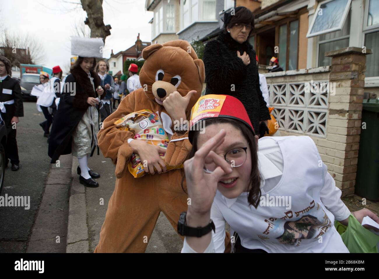 Londres, Stamford Hill, Royaume-Uni. 10 mars 2020. Des enfants juifs ultra-orthodoxes vêtus d'une robe fantaisie pour célébrer les vacances juives de Pourim dans la région de Stamford Hill à Londres. Le festival comprend la lecture du Livre d'Esther, décrivant la défaite de Haman, le conseiller du roi Persique, Qui a fait le massacre du peuple juif il y a 2 500 ans, un événement qui a été empêché par le courage d’Esther. Le festival de Purim est célébré chaque année le 14 du mois hébreu d'Adar dans le calendrier juif vient de commencer. Crédit: Marcin Nowak/Alay Live News Banque D'Images