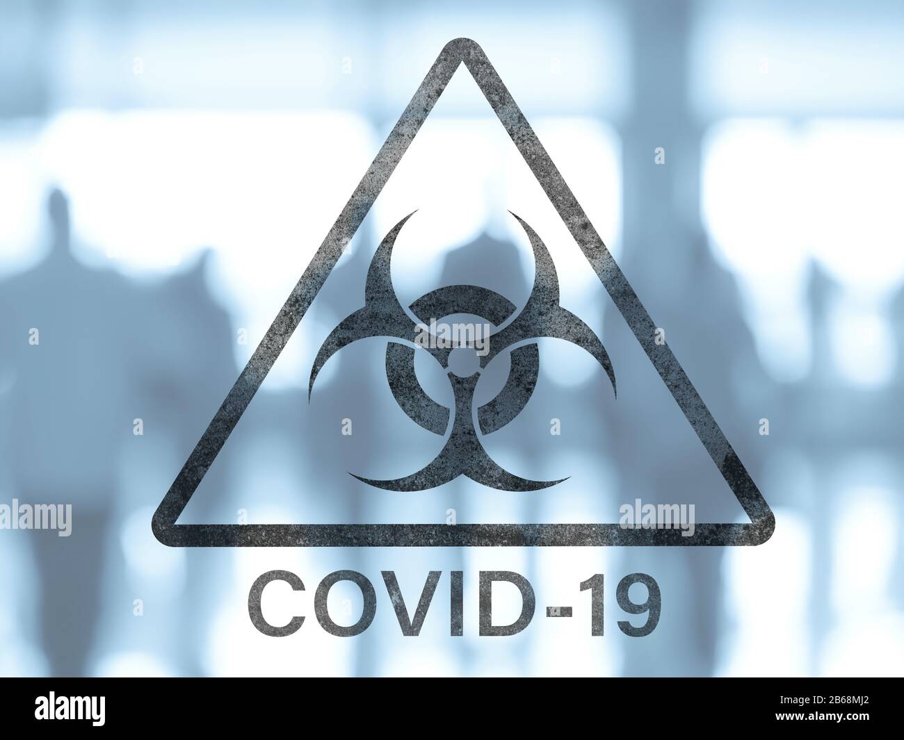 Symbole d'avertissement de risque biologique du triangle COVID-19 sur un fond flou du groupe de personnes dans la place publique Banque D'Images