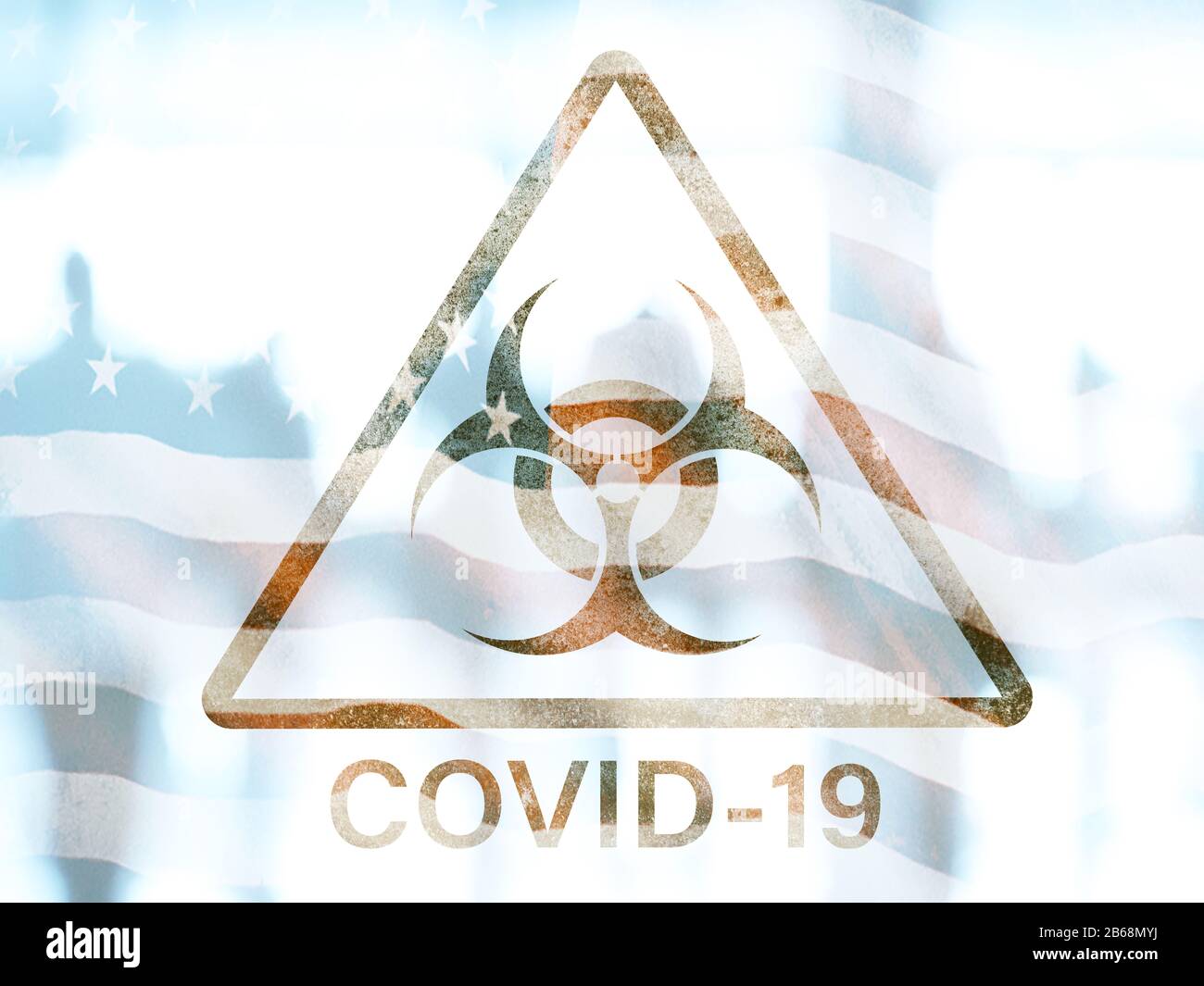 Symbole d'avertissement de risque biologique du triangle COVID-19 sur un fond flou du groupe de personnes et du drapeau américain Banque D'Images
